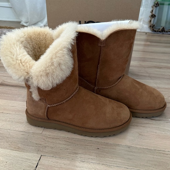 Ugh Bailey Button II - Picture 7 of 11